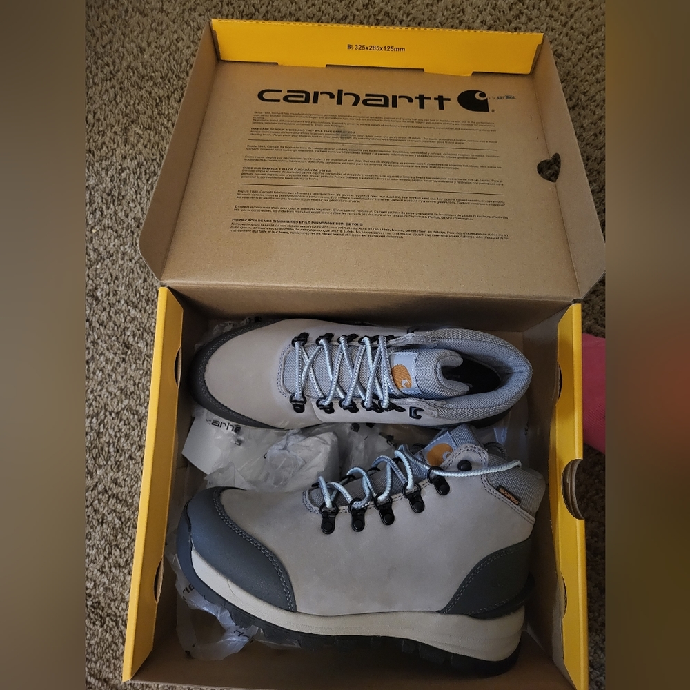 NWB 8.5 waterproof hiking boots